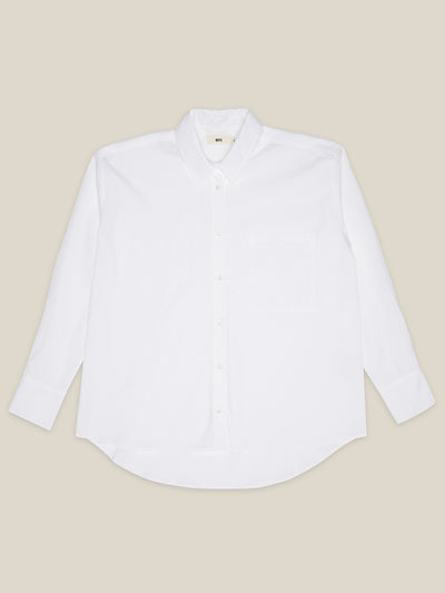 Damen Oversized Bluse in Weiß aus reiner Bio-Baumwolle mit einer Brusttasche und echten Perlmutt-Knöpfen von WOTE - fair und nachhaltig in Portugal produziert, Freisteller Bild