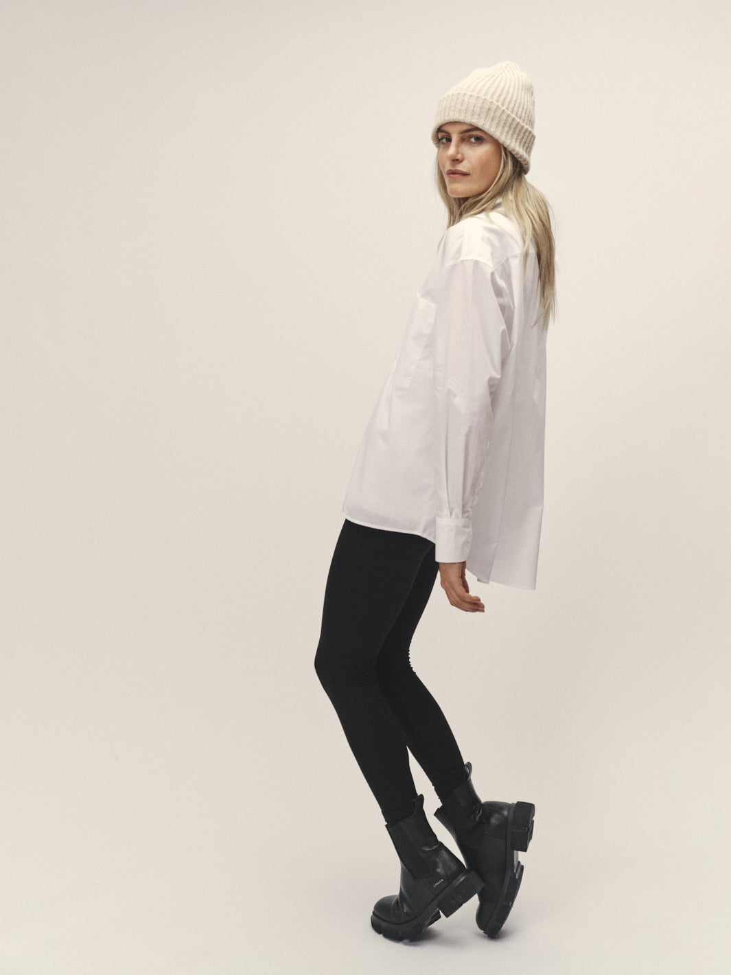 Damen Bluse in Weiß, Oversized aus Bio-Baumwolle von WOTE - fair und nachhaltig in Portugal produziert, linke Seitenansicht