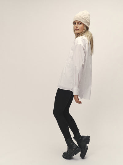 Damen Bluse in Weiß, Oversized aus Bio-Baumwolle von WOTE - fair und nachhaltig in Portugal produziert, linke Seitenansicht
