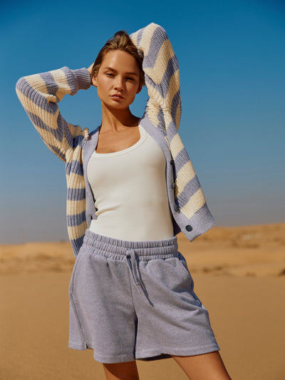 Damen Strick Cardigan in Grau-OffWhite gestreift aus reiner Bio-Baumwolle, GOTS-zertifiziert von WOTE - hochwertig in Italien hergestellt, Frontansicht mit geöffneten Cardigan