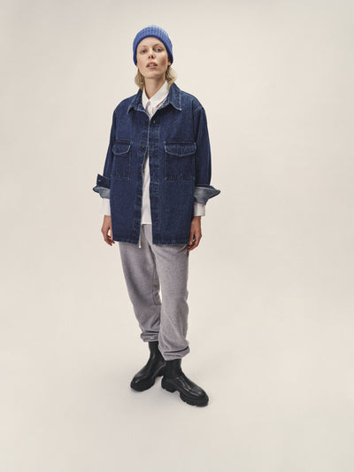 Damen Denim Overshirt in blau mit zwei Brusttaschen aus reiner Bio-Baumwolle von WOTE - made in Portugal Frontansicht 
