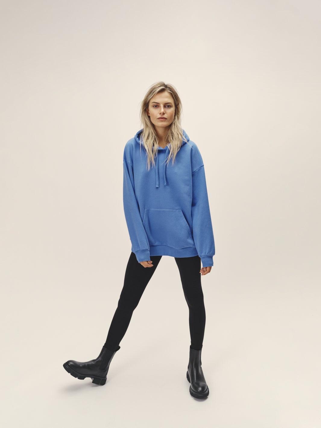 Damen Hoodie Sweatshirt in blau aus reiner Bio-Baumwolle von WOTE - fair und nachhaltig in Portugal produziert, Frontansicht
