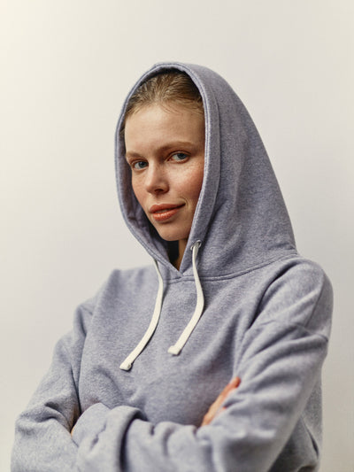 Damen Hoodie Sweatshirt in Grau Melange aus reiner Bio-Baumwolle von WOTE - fair und nachhaltig in Portugal hergestellt, Detailansicht Hoodie