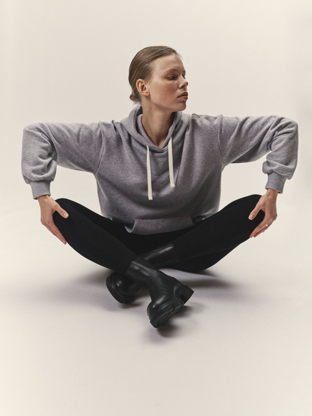 Damen Kapuzen Sweatshirt in Grau Melange aus nachhaltiger Bio-Baumwolle von WOTE - made in Portugal, Frontansicht Model sitzend