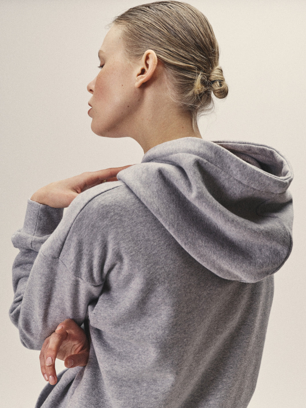 Damen Hoodie Sweatshirt in Grau-Melange aus weicher Bio-Baumwolle von WOTE - in Portugal produziert, Rückenansicht