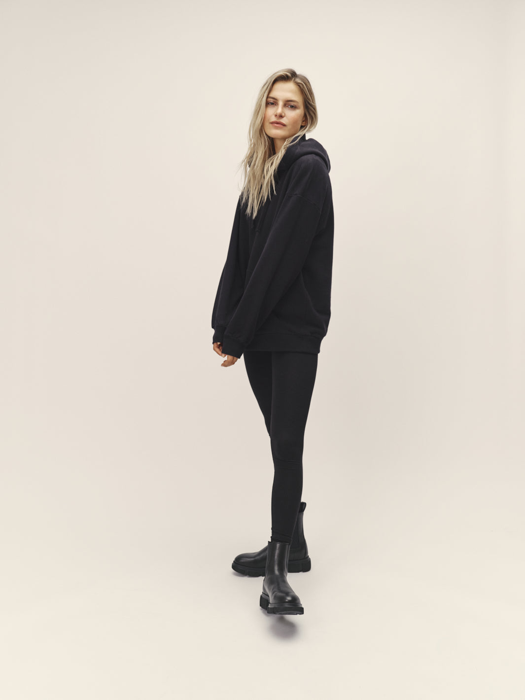 Damen Hoodie Sweatshirt in Schwarz aus weicher Bio-Baumwolle von WOTE - Fair und nachhaltig produziert in Portugal, Frontansicht