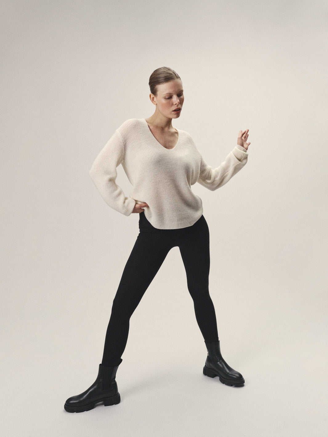 Damen Leggins in Schwarz aus Bio-Baumwolle, Modal und Elasthan mit breiten Bund von WOTE - fair und nachhaltig in Portugal produziert, Frontansicht mit Modell im Studio