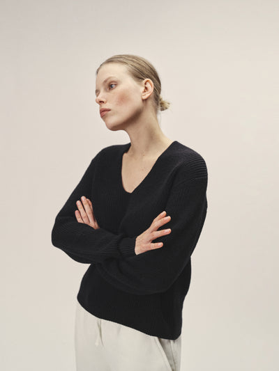 Damen Pullover mit V-Ausschnitt in Schwarz aus nachhaltiger Wolle von WOTE - made in Italy, linke Seitenansicht