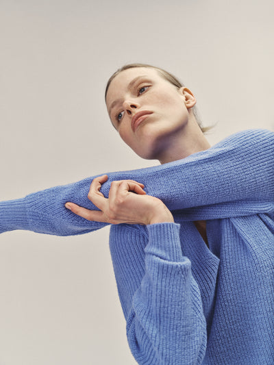 Damen Strickpullover V-Neck 100% Merino Wolle GOTS zertifiziert in Mittel-Blau von WOTE - produziert in Italien, Detailansicht Strickstruktur