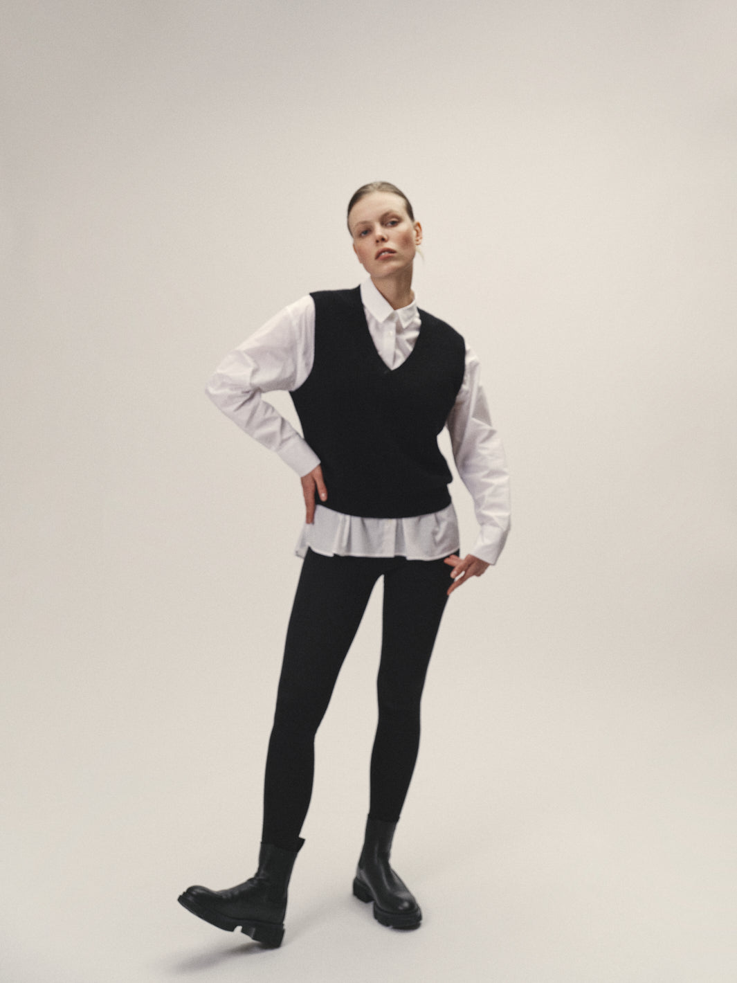 Damen Strick Pullunder in Schwarz mit V-Neck aus GOTS zertifizierter Merino Wolle von WOTE - fair und nachhaltig in Italien produziert, Frontansicht Studioaufnahme