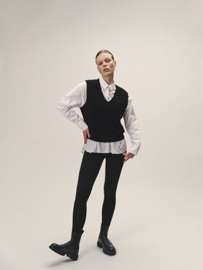 Damen Strick Pullunder in Schwarz mit V-Neck aus GOTS zertifizierter Merino Wolle von WOTE - fair und nachhaltig in Italien produziert, Frontansicht Studioaufnahme