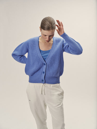 Hochwertiger Damen Strick Cardigan aus zertifizierter Merino Wolle mit Knöpfen von WOTE - fair in Italien produziert, Frontansicht
