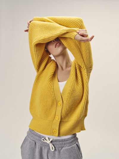 Damen Strick Cardigan aus zertifizierter Merino Wolle mit Knöpfen von WOTE - Fair und Nachhaltig in Italien hergestellt, Frontansicht