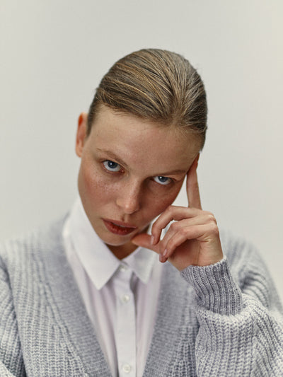 Damen Strick Cardigan in Grau Melange aus nachhaltiger Merino Wolle von WOTE - made in Italy, Detailansicht Strickstruktur