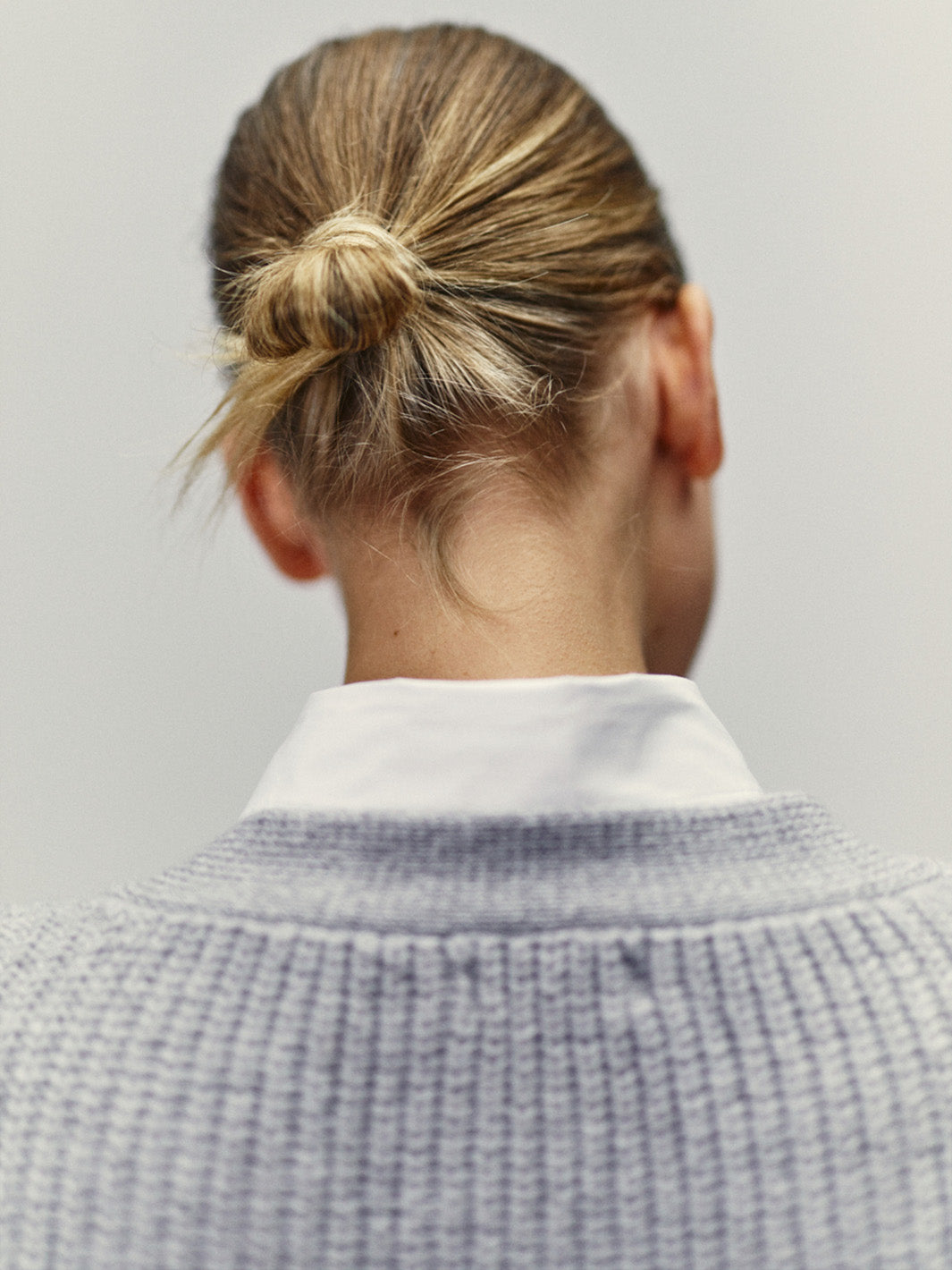 Damen Cardigan in Grau-Melange aus nachhaltiger Merino Wolle von WOTE - fair und nachhaltig in Italien hergestellt, Rückenansicht mit Strickstruktur