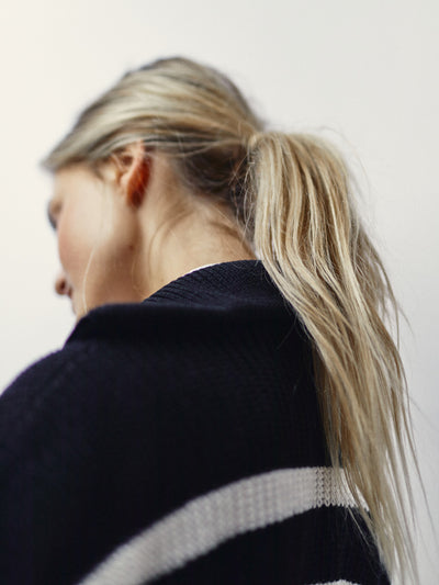 Frauen Strick Troyer ohne Arm Schwarz-Weisser Colorblock Streifen 100% Bio Baumwolle von WOTE - produziert in Italien, Detailansicht Strickstruktur