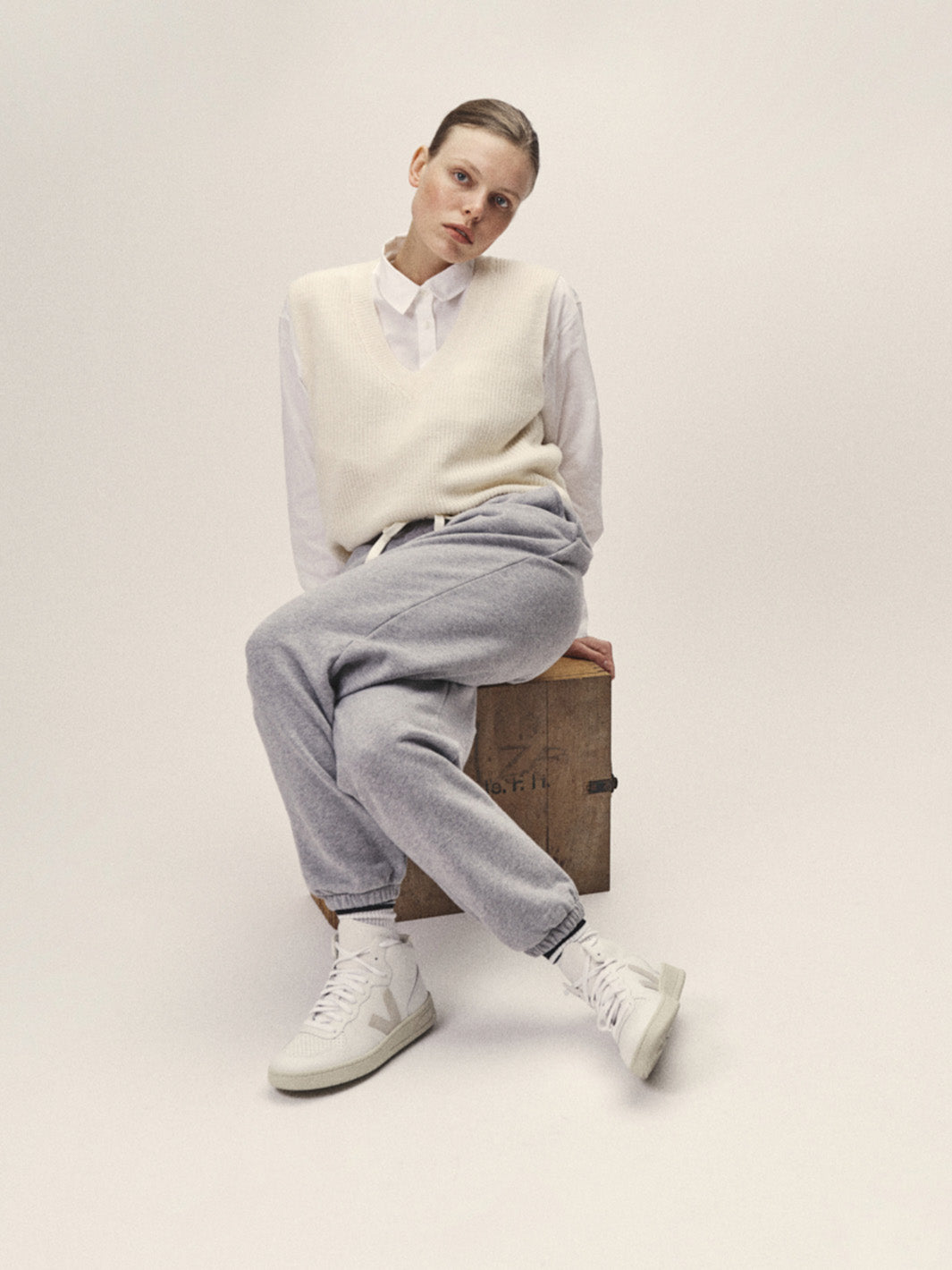Damen Strick Pullunder mit V-Ausschnitt in Off-White aus GOTS-zertifizierter Wolle von WOTE - fair und nachhaltig in Italien hergestellt, Frontansicht Studioaufnahme