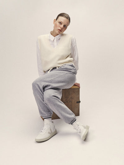 Damen Strick Pullunder mit V-Ausschnitt in Off-White aus GOTS-zertifizierter Wolle von WOTE - fair und nachhaltig in Italien hergestellt, Frontansicht Studioaufnahme