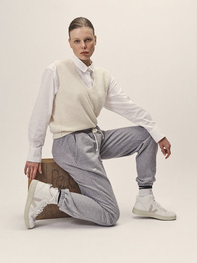 Damen Strick Pullunder mit V-Neck in Off-White aus GOTS-zertifizierter Merino Wolle von WOTE - Italian made, rechte Seitenansicht