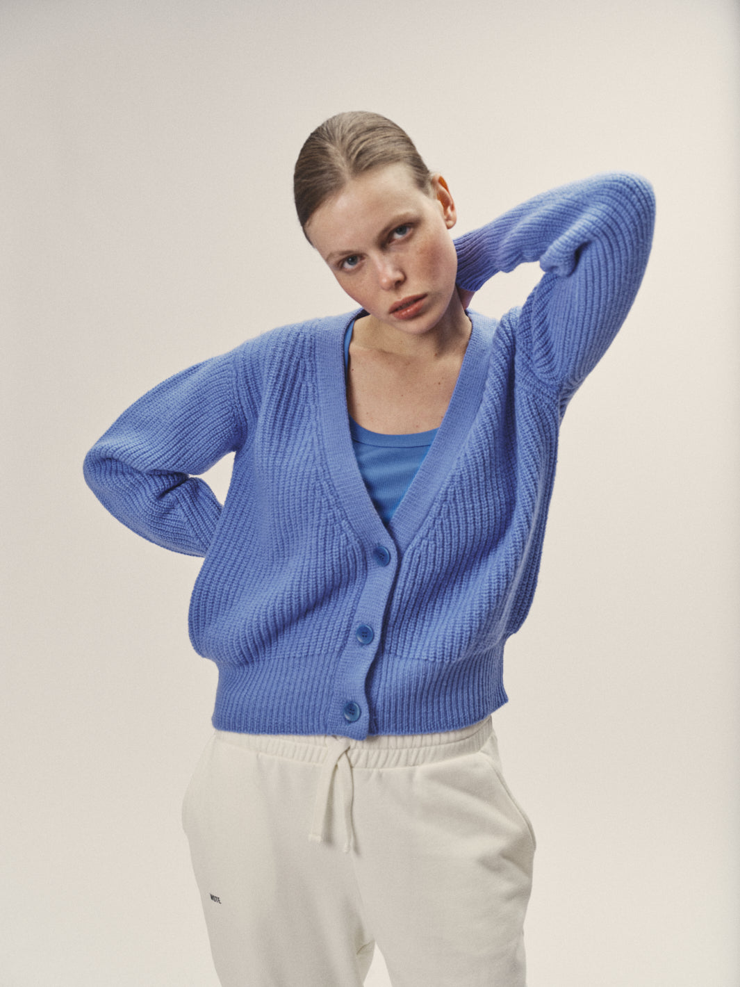 Damen Strickjacke in Blau aus nachhaltiger Merino Wolle von WOTE, geknöpft - made in Italy, Frontansicht Studioaufnahme