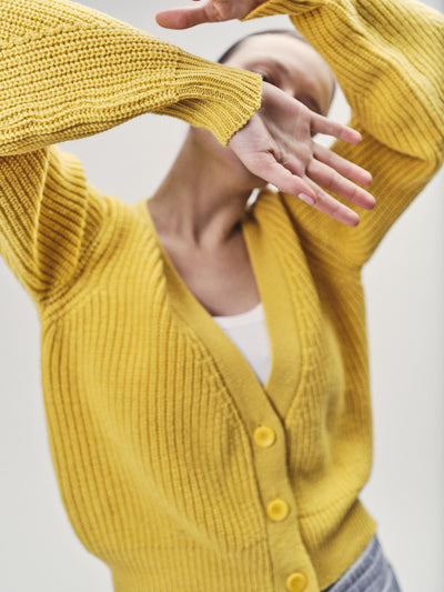 Hochwertige Damen Strickjacke geknöpft in Gelb aus zertifizierter Merino Wolle von WOTE - made in Italy, Detailansicht Strickstruktur