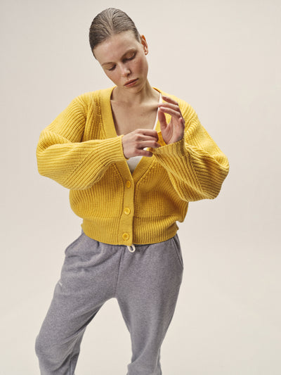 Hochwertige Strickjacke für Frauen in Gelb aus nachhaltiger Merino Wolle von WOTE - hergestellt in Italien, Frontansicht