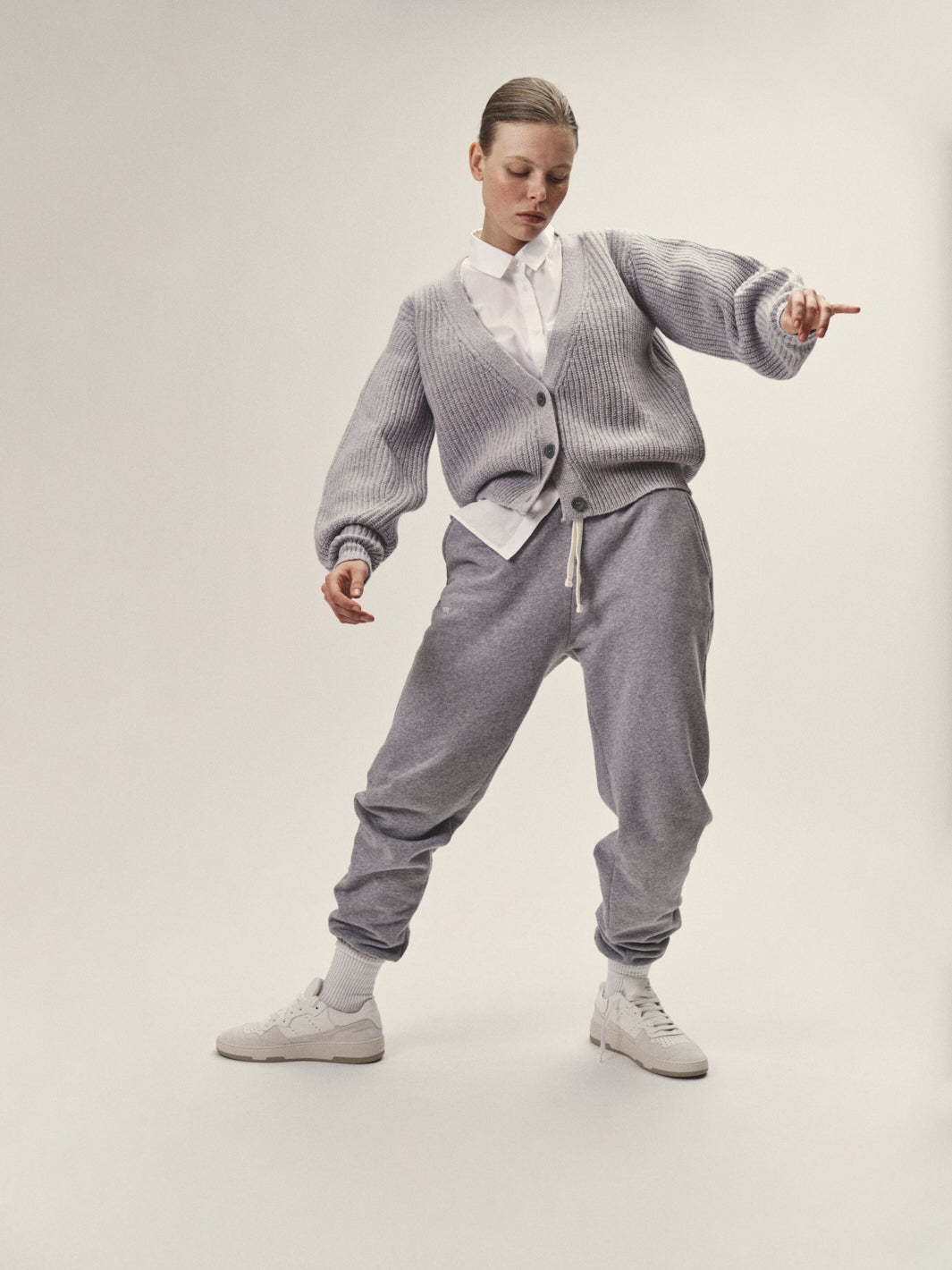 Damen Strickjacke in Grau Melange aus zertifizierter Merino Wolle von WOTE - hergestellt in Italien - Frontansicht