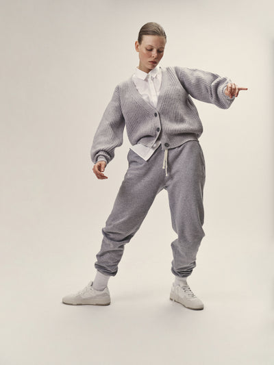 Damen Strickjacke in Grau Melange aus zertifizierter Merino Wolle von WOTE - hergestellt in Italien - Frontansicht