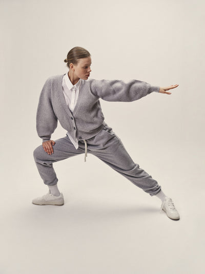 Damen Strickjacke in Grau Melange aus hochwertiger, nachhaltiger Merino Wolle von WOTE - fair in Italien produziert, Frontansicht