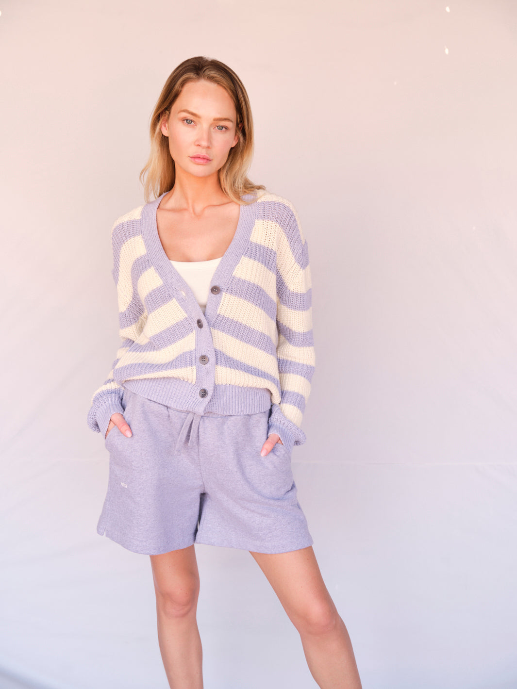 Strickjacke für Frauen in Grau-Off-White gestreift aus Bio-Baumwolle mit GOTS-Zertifikat von WOTE - hochwertig in Italien hergestellt, Frontansicht Studioaufnahme
