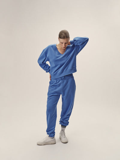 Damen Sweatpants in Mittel-Blau aus reiner Bio-Baumwolle von WOTE - fair in Portugal hergestellt, Frontansicht Model stehend