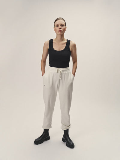 Damen Sweat-Hose in Off-White aus Bio-Baumwolle von WOTE - made in Portugal, Frontansicht Model mit Tank Top
