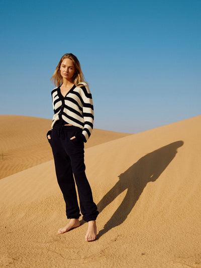 Damen Sweatpants in Schwarz aus Bio-Baumwolle von WOTE - made in Portugal, Frontansicht Model mit gestreiften Cardigan
