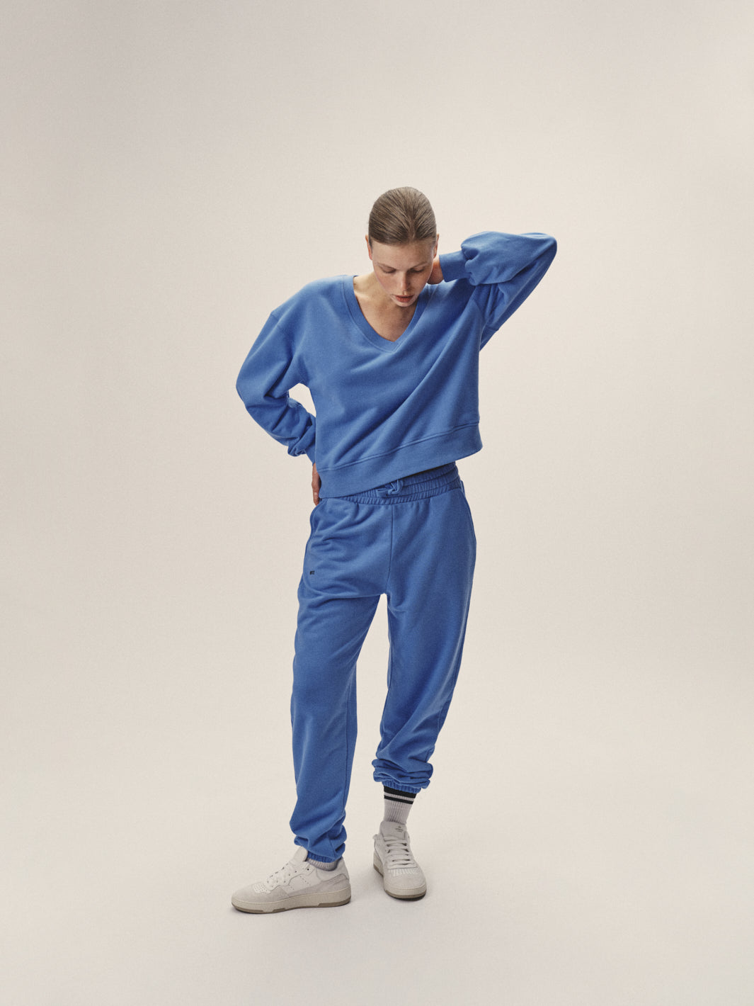 Damen Sweatshirt mit V-Neck aus weicher Bio-Baumwolle von WOTE - Fair und nachhaltig in Portugal produziert, Frontansicht Studioaufnahme
