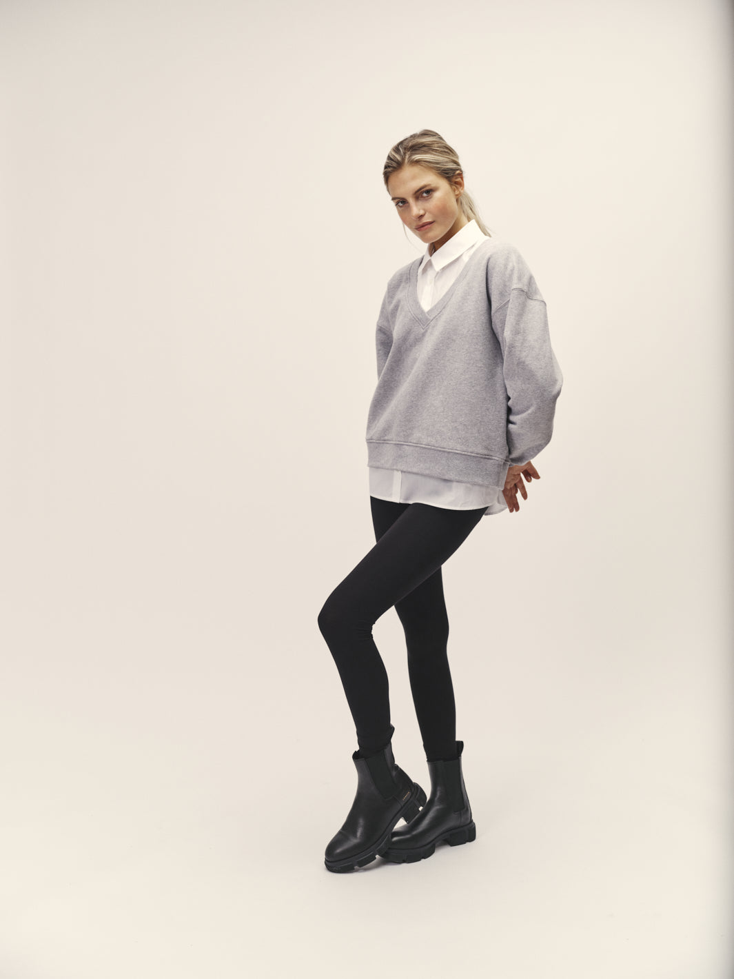 Damen Sweatshirt mit V-Ausschnitt in Grau Melange aus Bio-Baumwolle von WOTE - made in Portugal, linke Seitenansicht