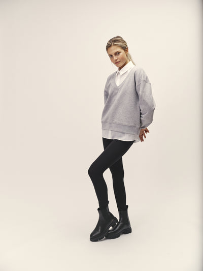 Damen Sweatshirt mit V-Ausschnitt in Grau Melange aus Bio-Baumwolle von WOTE - made in Portugal, linke Seitenansicht