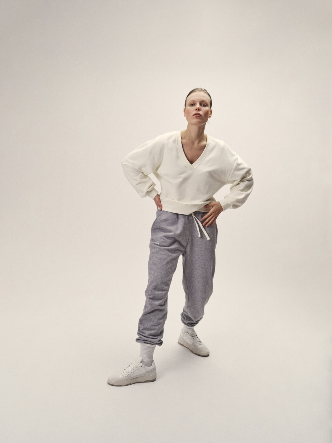 Damen Sweatshirt mit V-Neck in Off-White aus Bio-Baumwolle von WOTE - Fair und nachhaltig in Portugal hergestellt, Frontansicht