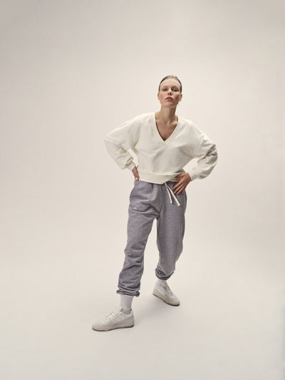 Damen Sweatshirt mit V-Neck in Off-White aus Bio-Baumwolle von WOTE - Fair und nachhaltig in Portugal hergestellt, Frontansicht