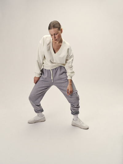 Damen Sweatshirt mit V-Neck in Off-White aus weicher Bio-Baumwolle von WOTE - in Portugal produziert, Frontansicht Studioaufnahme