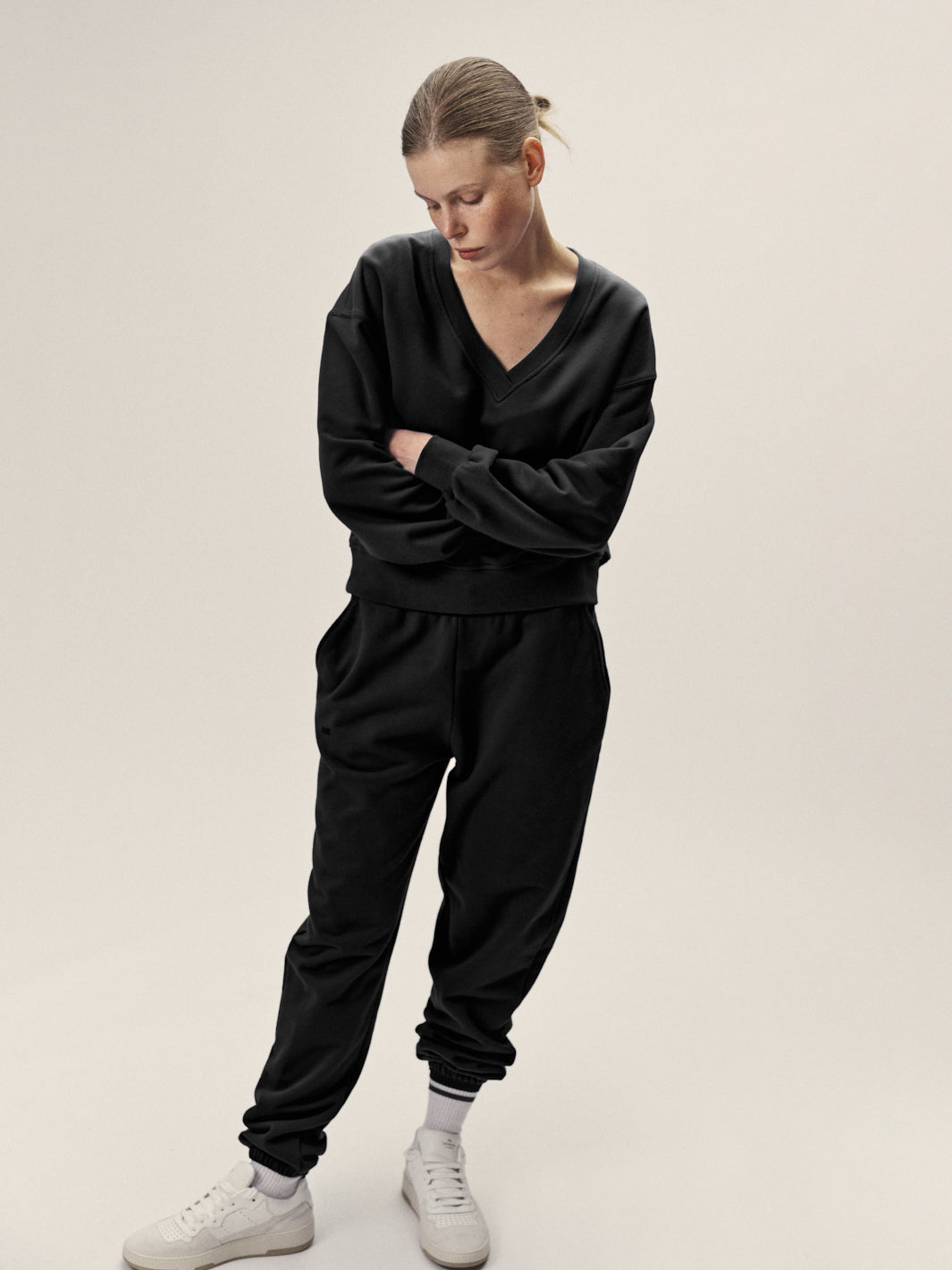 Damen Sweatshirt mit V-Ausschnitt in Schwarz aus Bio-Baumwolle von WOTE - Fair und nachhaltig in Portugal produziert, Frontansicht