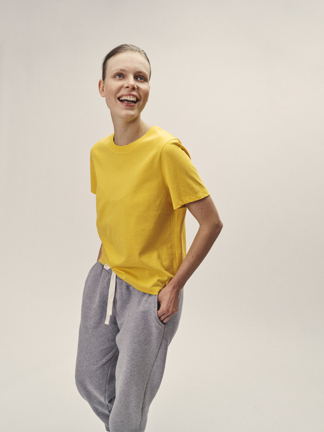Damen Rundhals T-Shirt in Gelb aus reiner Bio-Baumwolle von WOTE - made in Portugal, Frontansicht