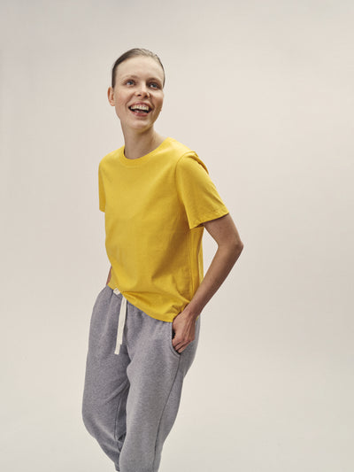 Damen Rundhals T-Shirt in Gelb aus reiner Bio-Baumwolle von WOTE - made in Portugal, Frontansicht