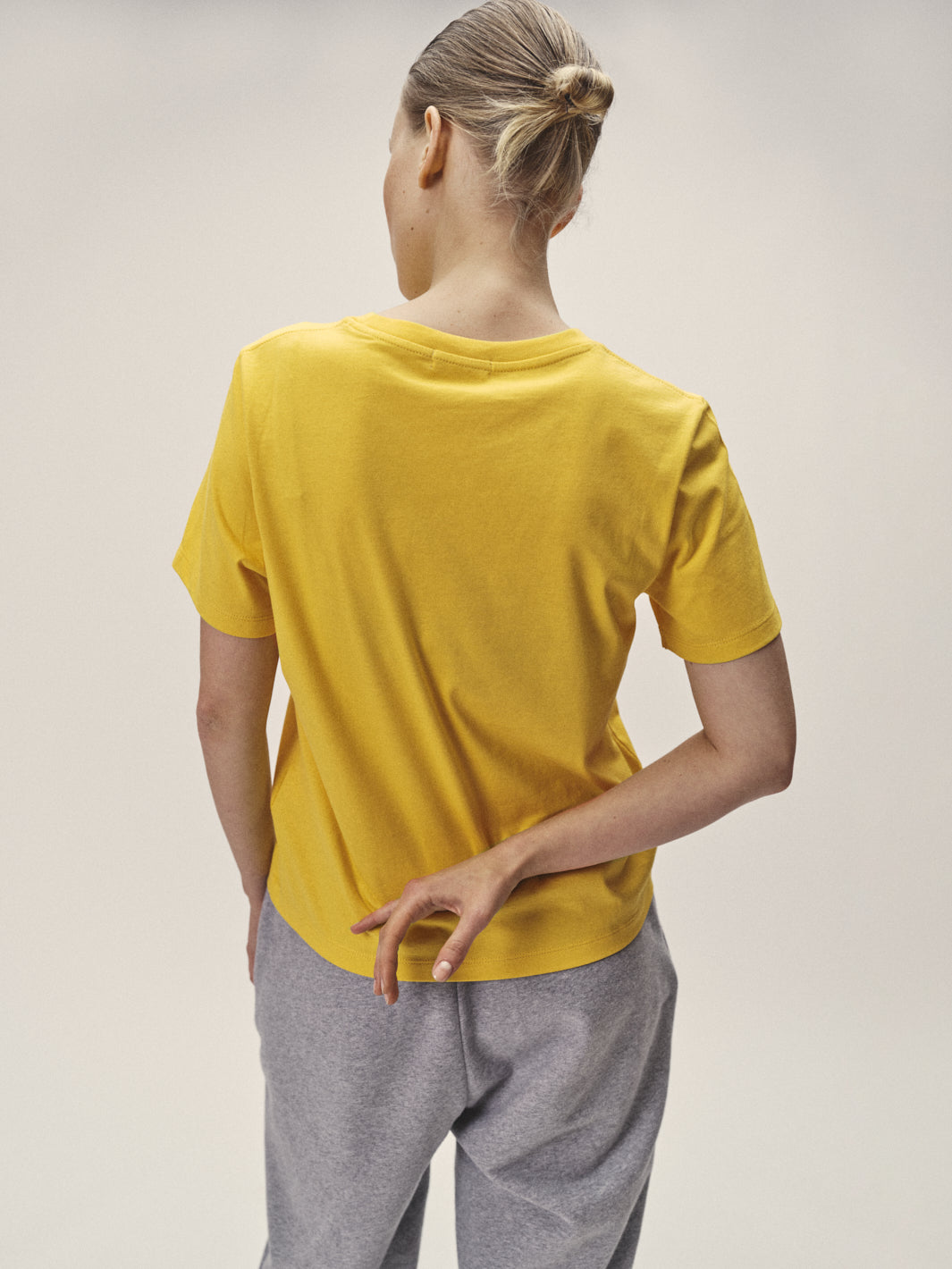 Damen T-Shirt mit Rundhalsausschnitt in Gelb aus reiner Bio-Baumwolle von WOTE - in Portugal hergestellt, Rückenansicht