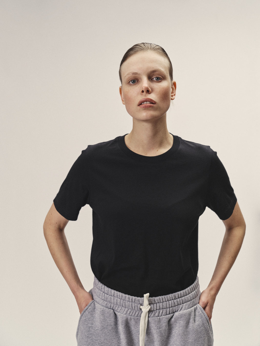 Damen T-Shirt mit Rundhalsausschnitt in schwarz aus Bio-Baumwolle von WOTE - fair und nachhaltig in Portugal produziert, Frontansicht