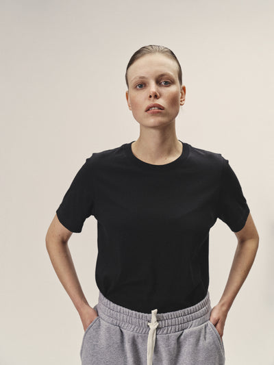 Damen T-Shirt mit Rundhalsausschnitt in schwarz aus Bio-Baumwolle von WOTE - fair und nachhaltig in Portugal produziert, Frontansicht