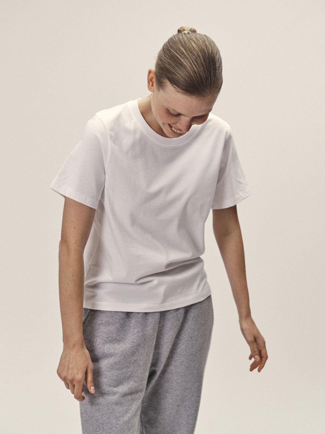 Damen Rundhals T-Shirt in Weiß aus Bio-Baumwolle von WOTE - fair und nachhaltig in Portugal produziert, Detailansicht Kragen
