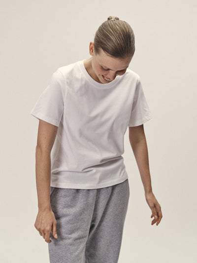 Damen Rundhals T-Shirt in Weiß aus Bio-Baumwolle von WOTE - fair und nachhaltig in Portugal produziert, Detailansicht Kragen