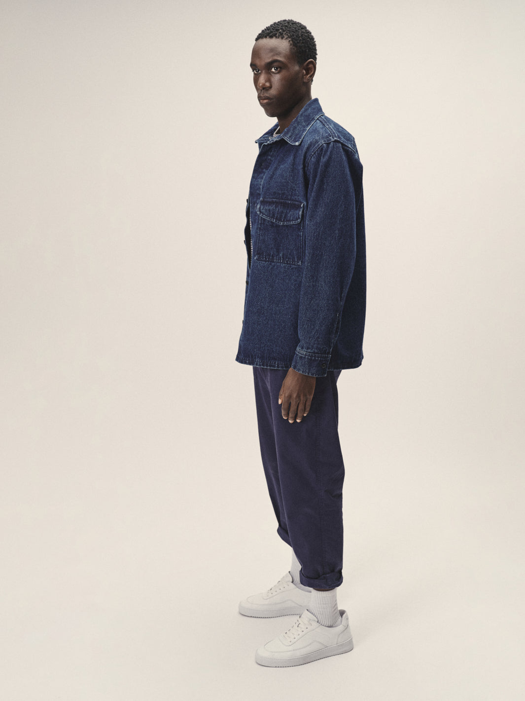 Herren Overshirt aus Denim mit zwei aufgesetzten Brusttaschen in blau aus Bio-Baumwolle von WOTE - fair und nachhaltig in Portugal produziert, linke Seitenansicht