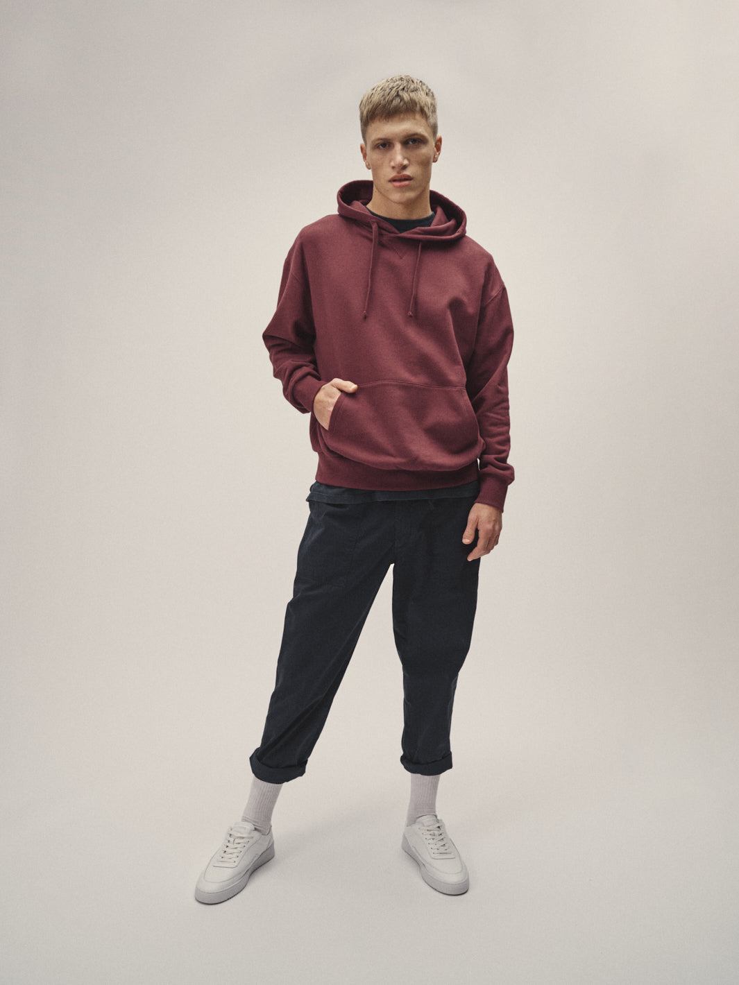 Herren Hoodie Sweatshirt in einem Gebrannten Rot aus weicher Bio-Baumwolle - fair in Portugal produziert von WOTE - Frontansicht