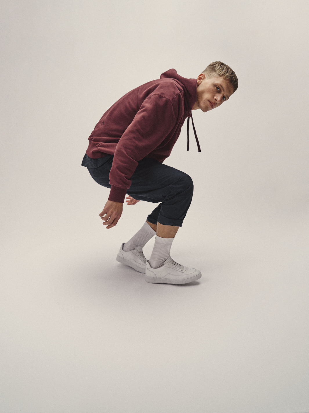 Herren Hoodie Sweatshirt in einem Gebrannten-Rot aus Bio-Baumwolle von WOTE - Seitenansicht